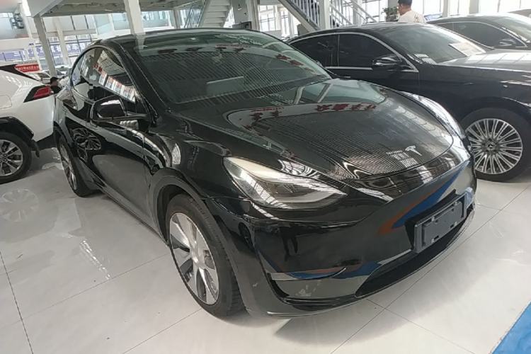 Used Tesla Model Y 2021 Standard Range Rear-Wheel Drive Version Front Right 45 Deg