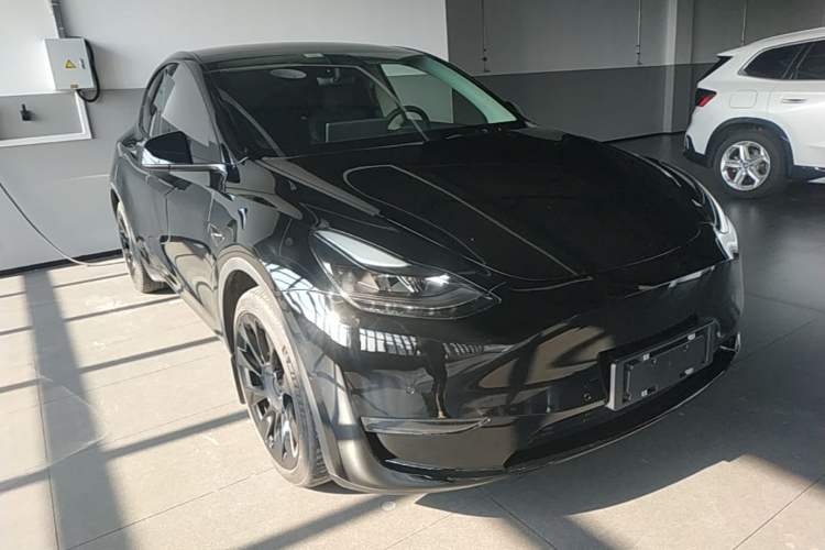 Used Tesla Model Y 2021 Long-Range All-Wheel-Drive Version 3D7 Front Right 45 Deg