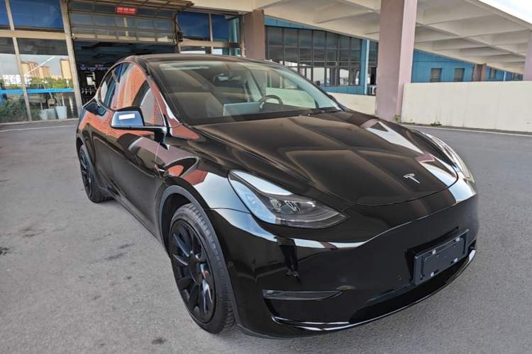 Used Tesla Model Y 2021 Standard Range Rear-Wheel Drive Version Front Right 45 Deg