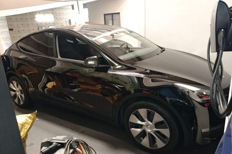 Used Tesla Model Y 2021 Long-Range All-Wheel-Drive Version Front Right 45 Deg
