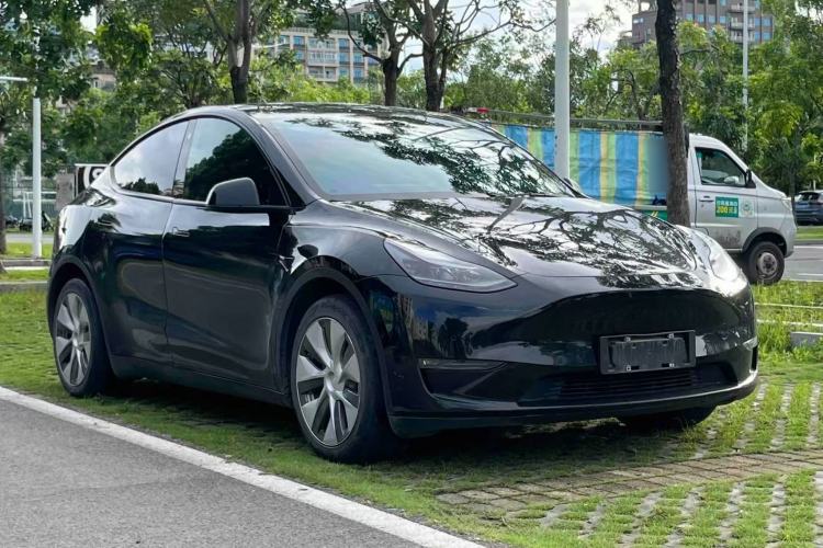 Used Tesla Model Y 2021 Standard Range Rear-Wheel Drive Version Front Right 45 Deg