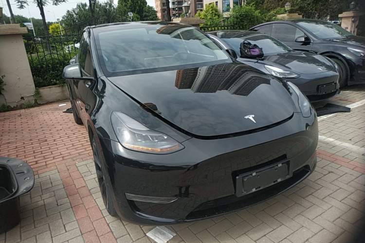 Used Tesla Model Y 2021 Long-Range All-Wheel-Drive Version Front Right 45 Deg