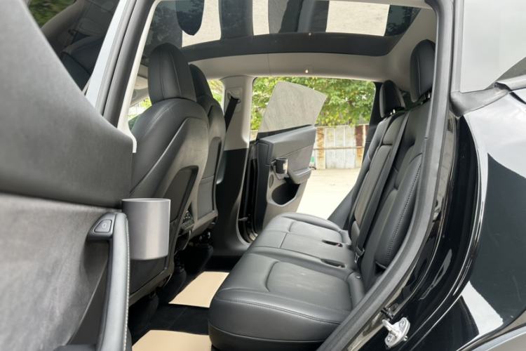 Used Tesla Model Y 2021 Long-Range All-Wheel-Drive Version 3D7 Interior 1