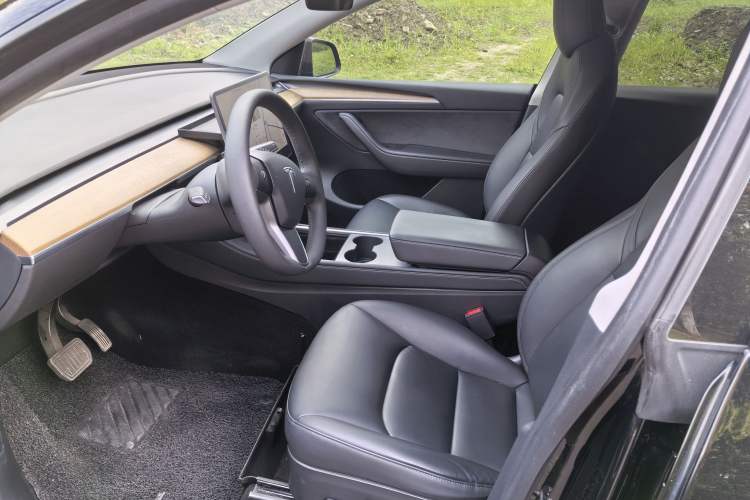 Used Tesla Model Y 2021 Long-Range All-Wheel-Drive Version Interior 1