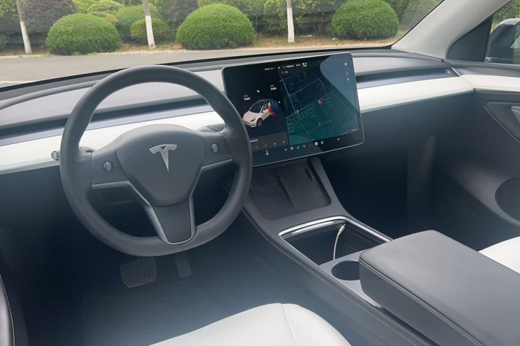 Used Tesla Model Y 2021 Standard Range Rear-Wheel Drive Version Interior 1
