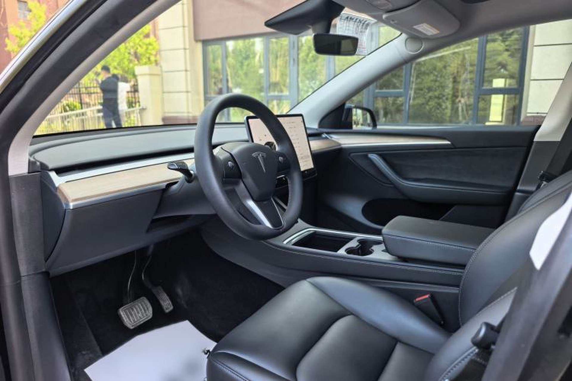 Used Tesla Model Y 2021 Standard Range Rear-Wheel Drive Version Interior 1