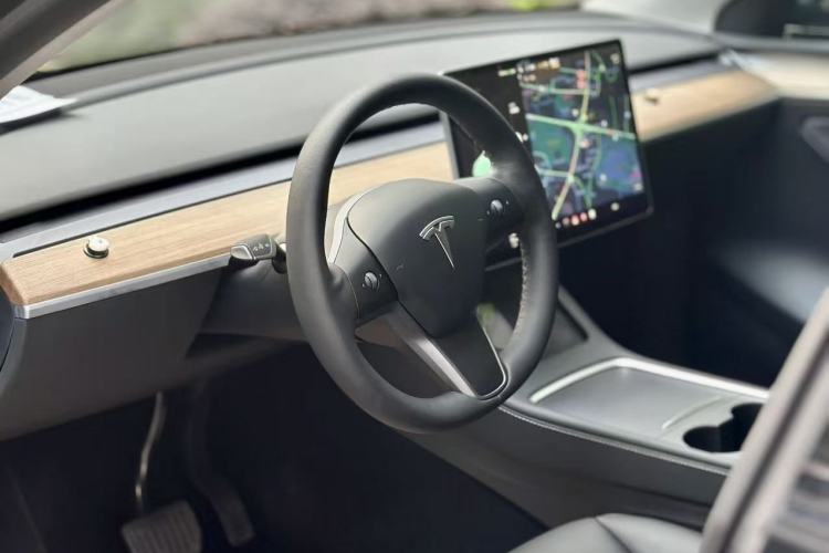 Used Tesla Model Y 2021 Standard Range Rear-Wheel Drive Version Interior 1