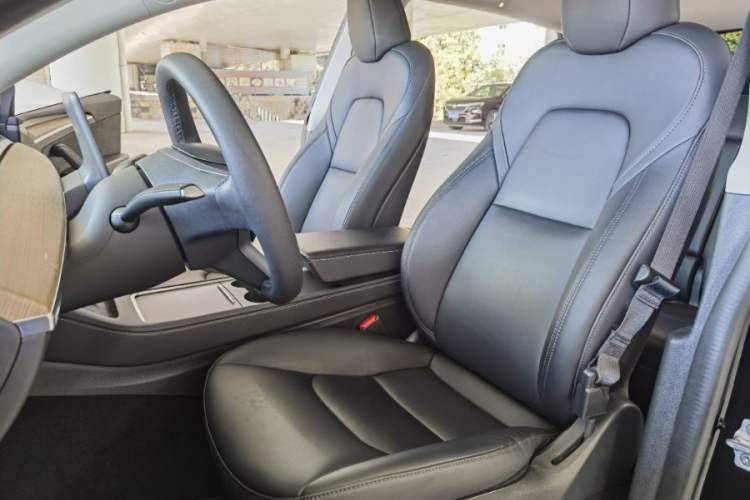 Used Tesla Model Y 2021 Standard Range Rear-Wheel Drive Version Interior 1