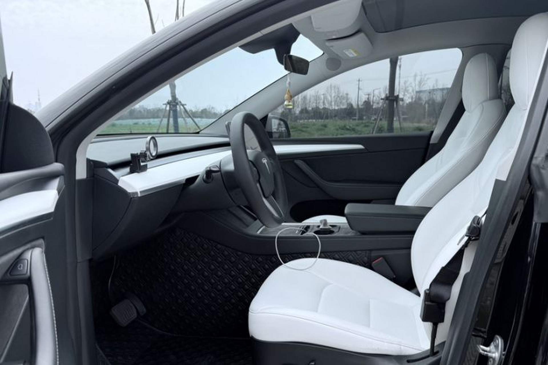Used Tesla Model Y 2021 Long-Range All-Wheel-Drive Version 3D7 Interior 1