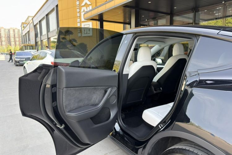 Used Tesla Model Y 2021 Long-Range All-Wheel-Drive Version Interior 10