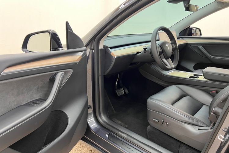 Used Tesla Model Y 2021 Standard Range Rear-Wheel Drive Version Interior 11