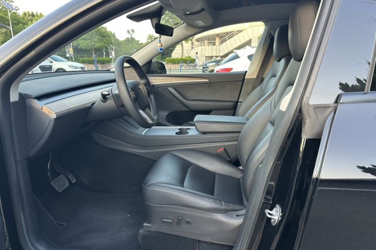 Used Tesla Model Y 2021 Standard Range Rear-Wheel Drive Version Interior 2