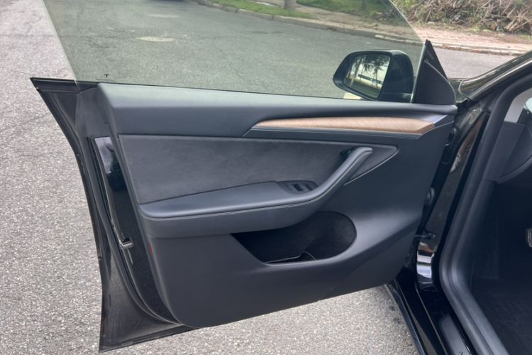 Used Tesla Model Y 2021 Long-Range All-Wheel-Drive Version Interior 2