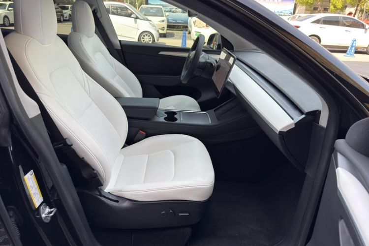 Used Tesla Model Y 2021 Long-Range All-Wheel-Drive Version Interior 2