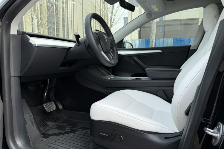 Used Tesla Model Y 2021 Standard Range Rear-Wheel Drive Version Interior 2