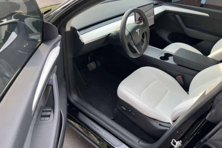Used Tesla Model Y 2021 Standard Range Rear-Wheel Drive Version Interior 2