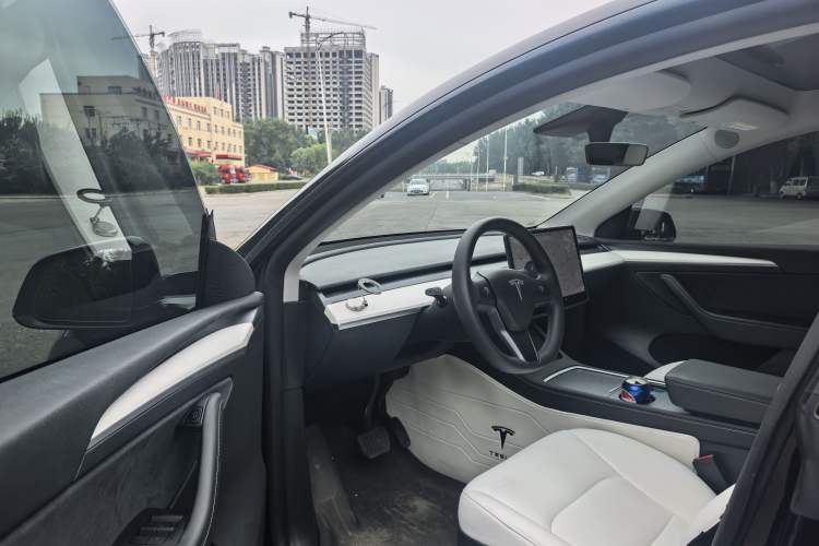 Used Tesla Model Y 2021 Standard Range Rear-Wheel Drive Version Interior 2