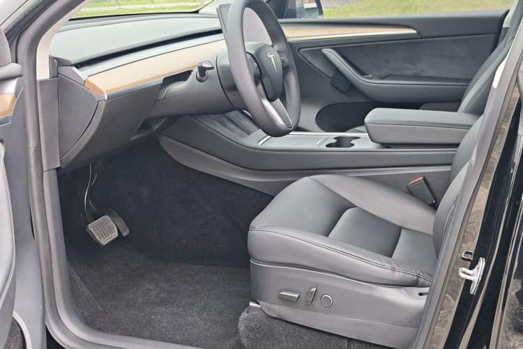 Used Tesla Model Y 2021 Long-Range All-Wheel-Drive Version 3D7 Interior 2