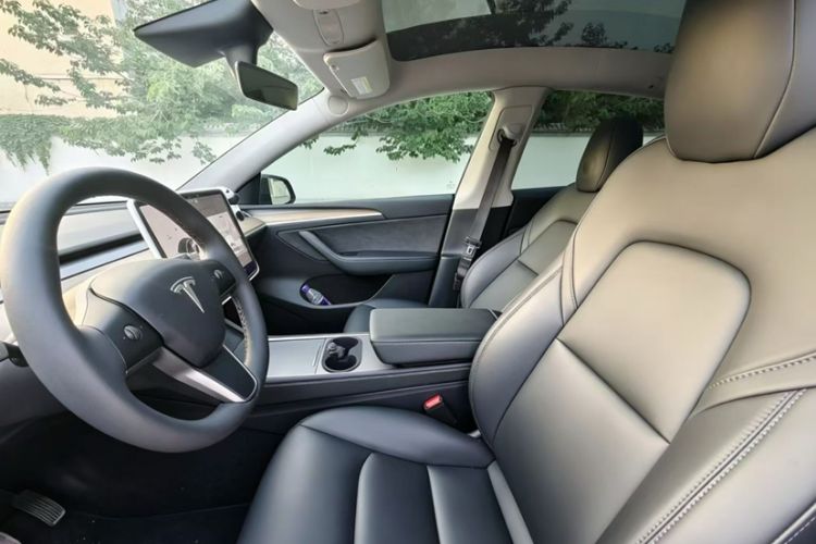 Used Tesla Model Y 2021 Standard Range Rear-Wheel Drive Version Interior 2