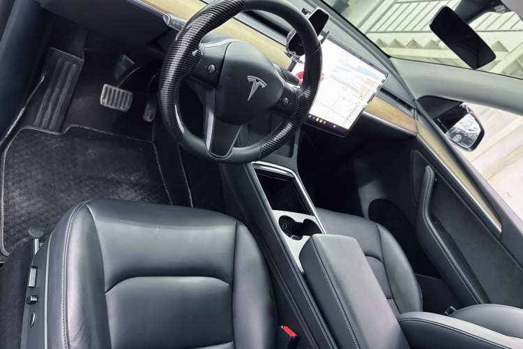 Used Tesla Model Y 2021 Standard Range Rear-Wheel Drive Version Interior 3