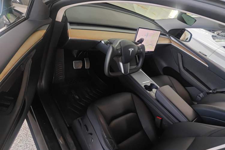Used Tesla Model Y 2021 Long-Range All-Wheel-Drive Version Interior 3