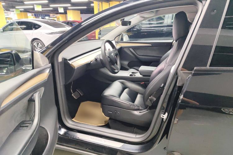Used Tesla Model Y 2021 Standard Range Rear-Wheel Drive Version Interior 3