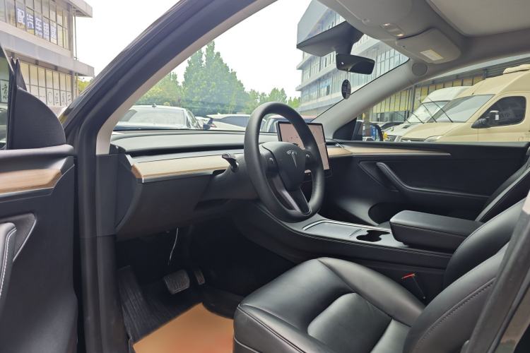 Used Tesla Model Y 2021 Standard Range Rear-Wheel Drive Version Interior 3