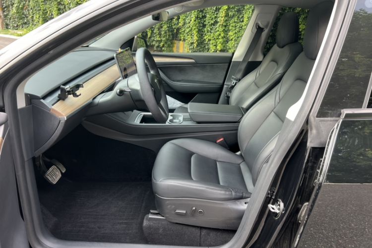 Used Tesla Model Y 2021 Long-Range All-Wheel-Drive Version Interior 3