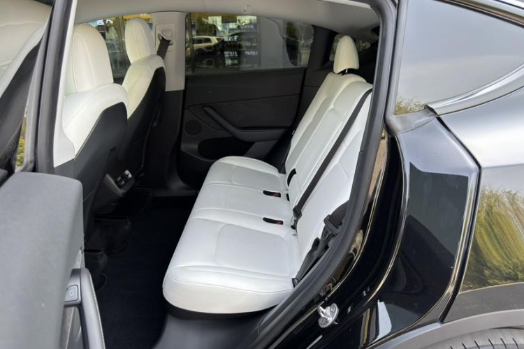 Used Tesla Model Y 2021 Long-Range All-Wheel-Drive Version Interior 3