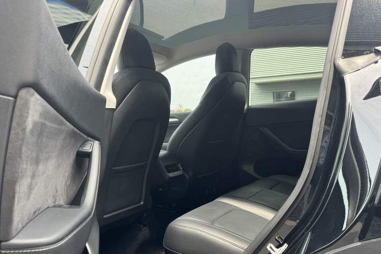 Used Tesla Model Y 2021 Standard Range Rear-Wheel Drive Version Interior 3