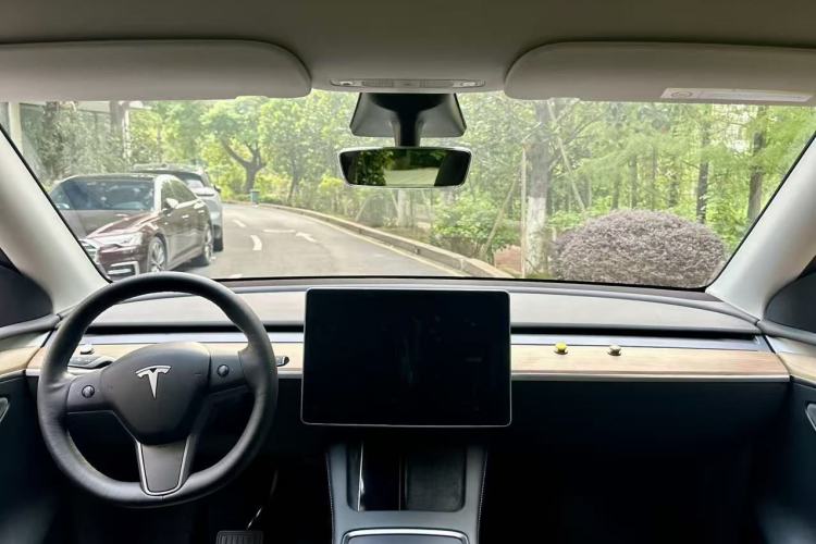 Used Tesla Model Y 2021 Standard Range Rear-Wheel Drive Version Interior 3