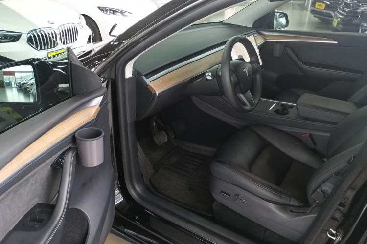 Used Tesla Model Y 2021 Standard Range Rear-Wheel Drive Version Interior 3