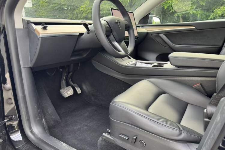 Used Tesla Model Y 2021 Standard Range Rear-Wheel Drive Version Interior 3