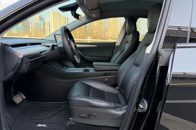 Used Tesla Model Y 2021 Standard Range Rear-Wheel Drive Version Interior 3