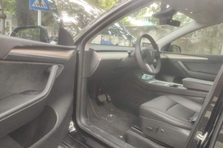 Used Tesla Model Y 2021 Standard Range Rear-Wheel Drive Version Interior 3