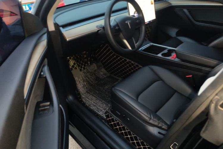 Used Tesla Model Y 2021 Standard Range Rear-Wheel Drive Version Interior 3