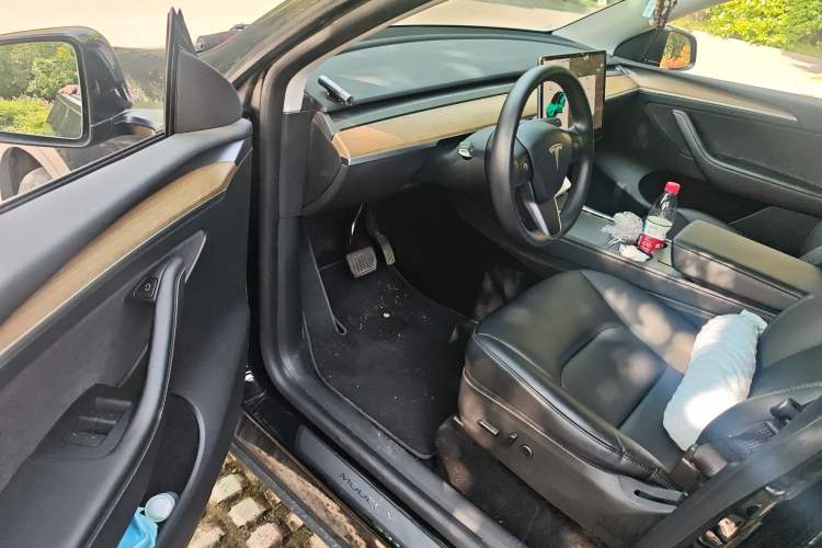 Used Tesla Model Y 2021 Standard Range Rear-Wheel Drive Version Interior 3