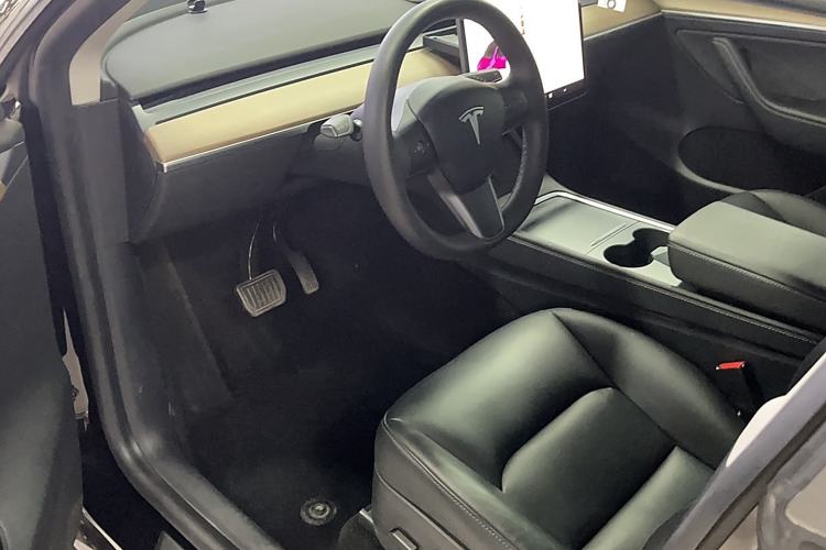 Used Tesla Model Y 2021 Standard Range Rear-Wheel Drive Version Interior 3