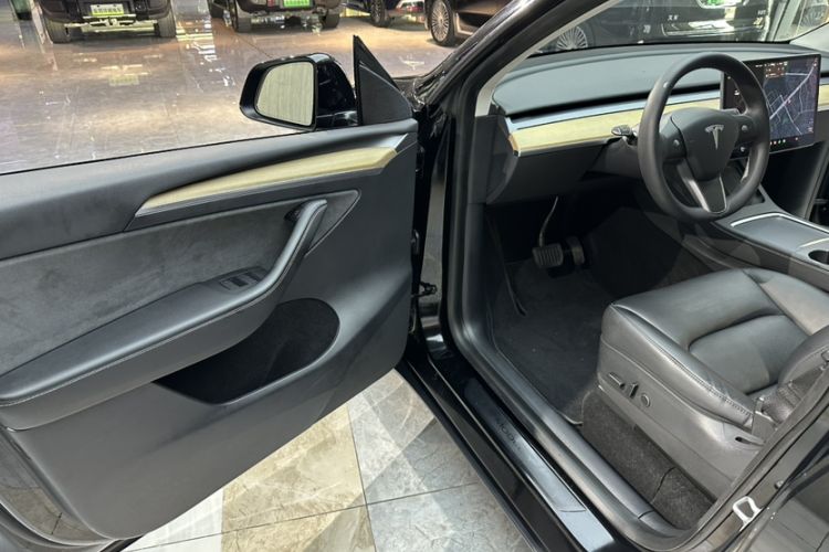 Used Tesla Model Y 2021 Standard Range Rear-Wheel Drive Version Interior 3