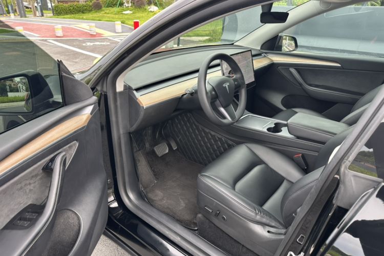 Used Tesla Model Y 2021 Standard Range Rear-Wheel Drive Version Interior 3