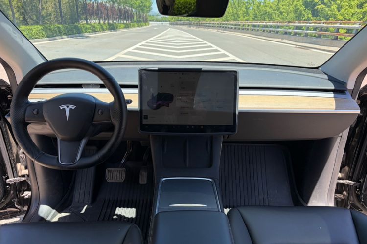 Used Tesla Model Y 2021 Standard Range Rear-Wheel Drive Version Interior 3