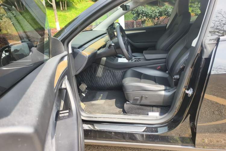 Used Tesla Model Y 2021 Standard Range Rear-Wheel Drive Version Interior 3