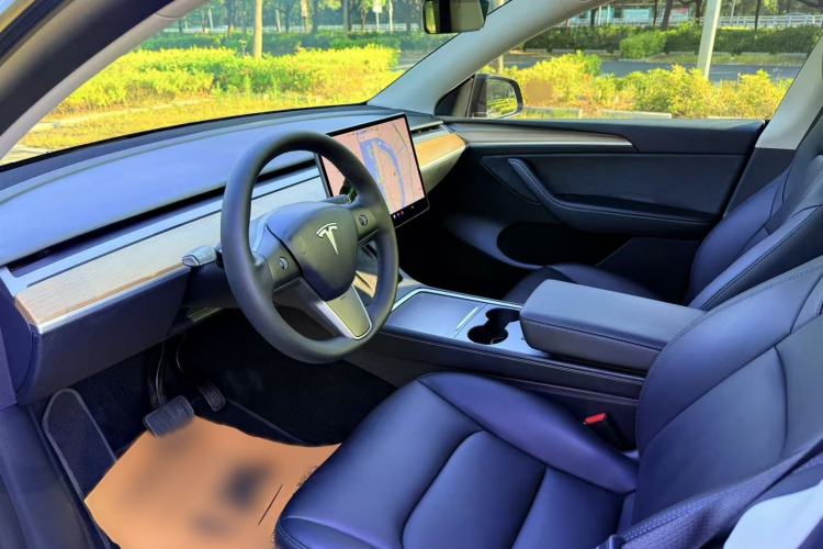 Used Tesla Model Y 2021 Standard Range Rear-Wheel Drive Version Interior 3
