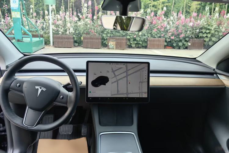 Used Tesla Model Y 2021 Standard Range Rear-Wheel Drive Version Interior 3