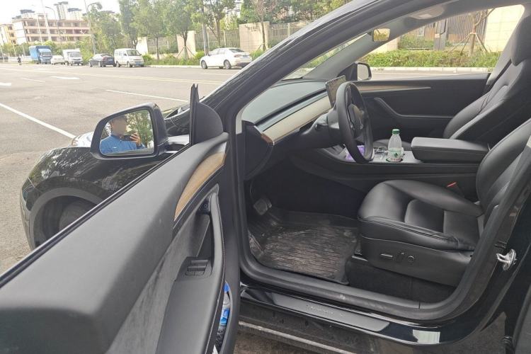 Used Tesla Model Y 2021 Standard Range Rear-Wheel Drive Version Interior 3
