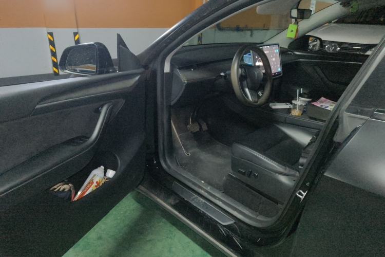 Used Tesla Model Y 2021 Standard Range Rear-Wheel Drive Version Interior 3