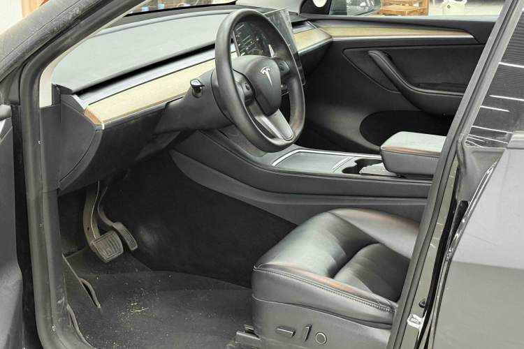 Used Tesla Model Y 2021 Long-Range All-Wheel-Drive Version Interior 3