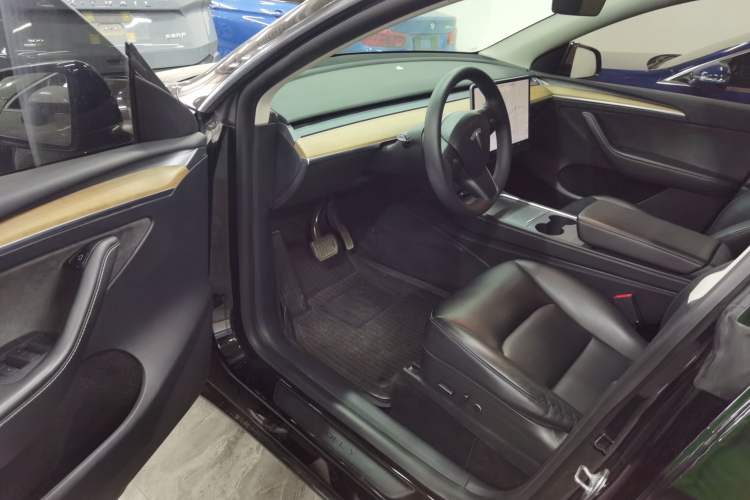 Used Tesla Model Y 2021 Standard Range Rear-Wheel Drive Version Interior 3