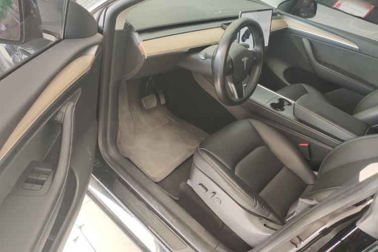 Used Tesla Model Y 2021 Standard Range Rear-Wheel Drive Version Interior 3