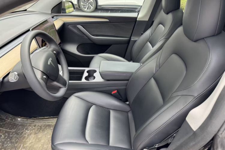 Used Tesla Model Y 2021 Standard Range Rear-Wheel Drive Version Interior 3